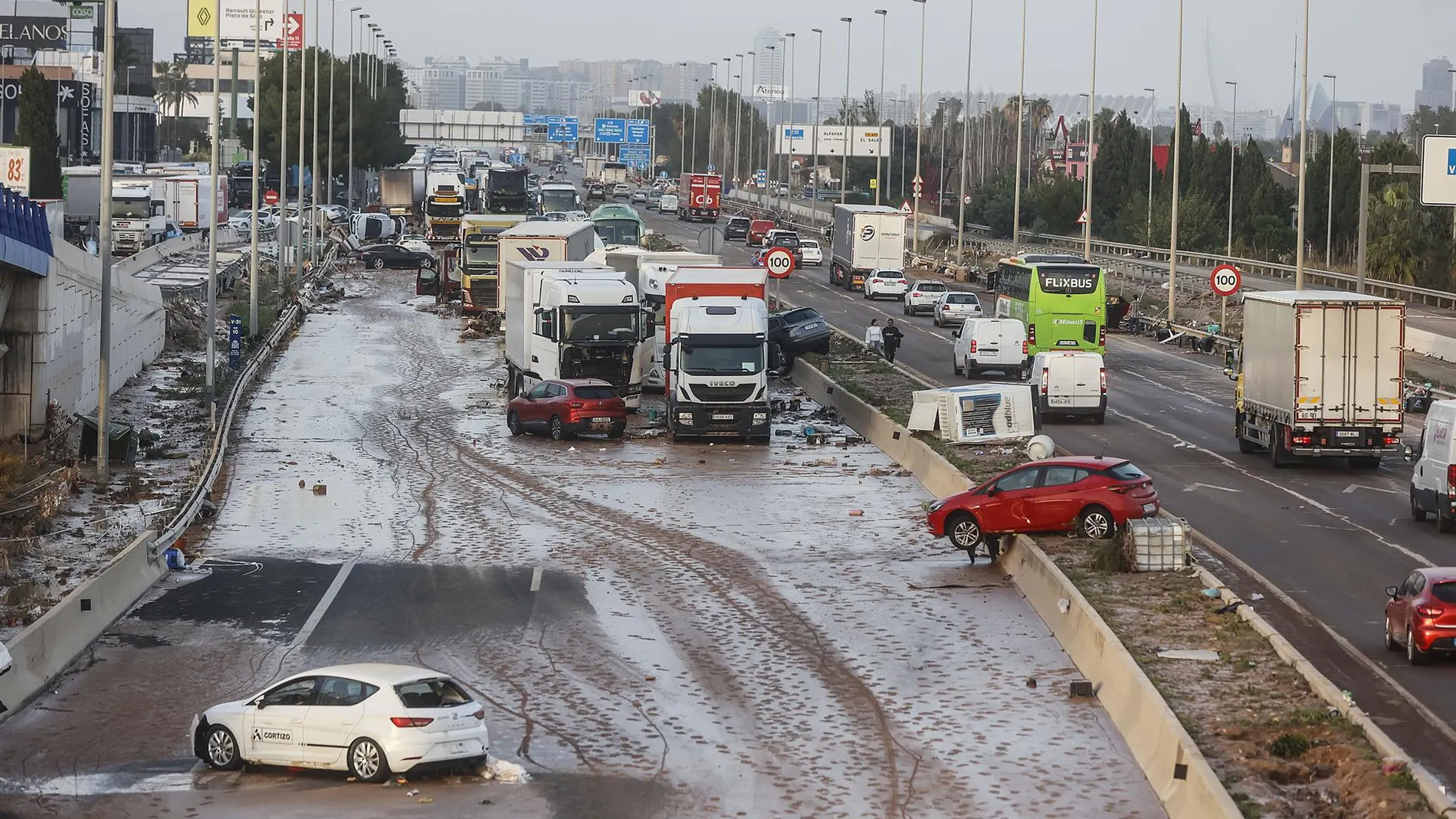 Economía.-(AM) Gobierno aprueba una reducción temporal en los tiempos de descanso de transportistas para atender la DANA