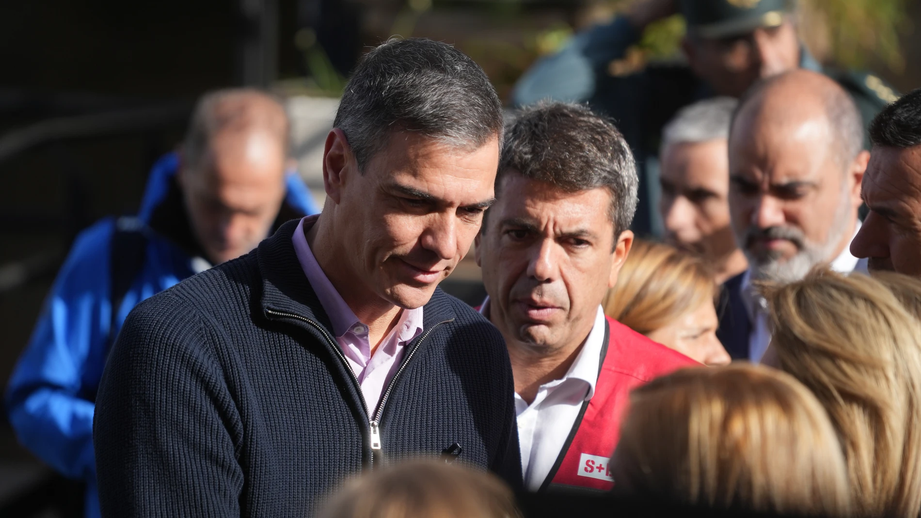 El presidente del Gobierno, Pedro Sánchez, visita la zona afectada por la DANA en Valencia junto al presidente autonómico, Carlos Mazón JORGE GIL/EUROPA PRESS 31/10/2024