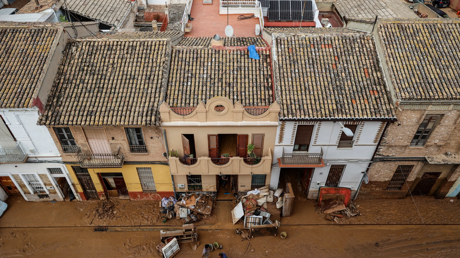Vista general de una calle tras el paso de la DANA en el barrio de la Torre tras el paso de la DANA, a 31 de octubre de 2024, en Valencia, Comunidad Valenciana (España). Esta mañana se han reanudado las labores de búsqueda de los desaparecidos en las zonas afectadas por la ana en la Comunidad Valenciana, que se ha cobrado la vida de más de 100 personas, por el momento. Además, los daños materiales son incontables con carreteras cortadas y zonas aisladas por el agua, el barro y los corrimient...