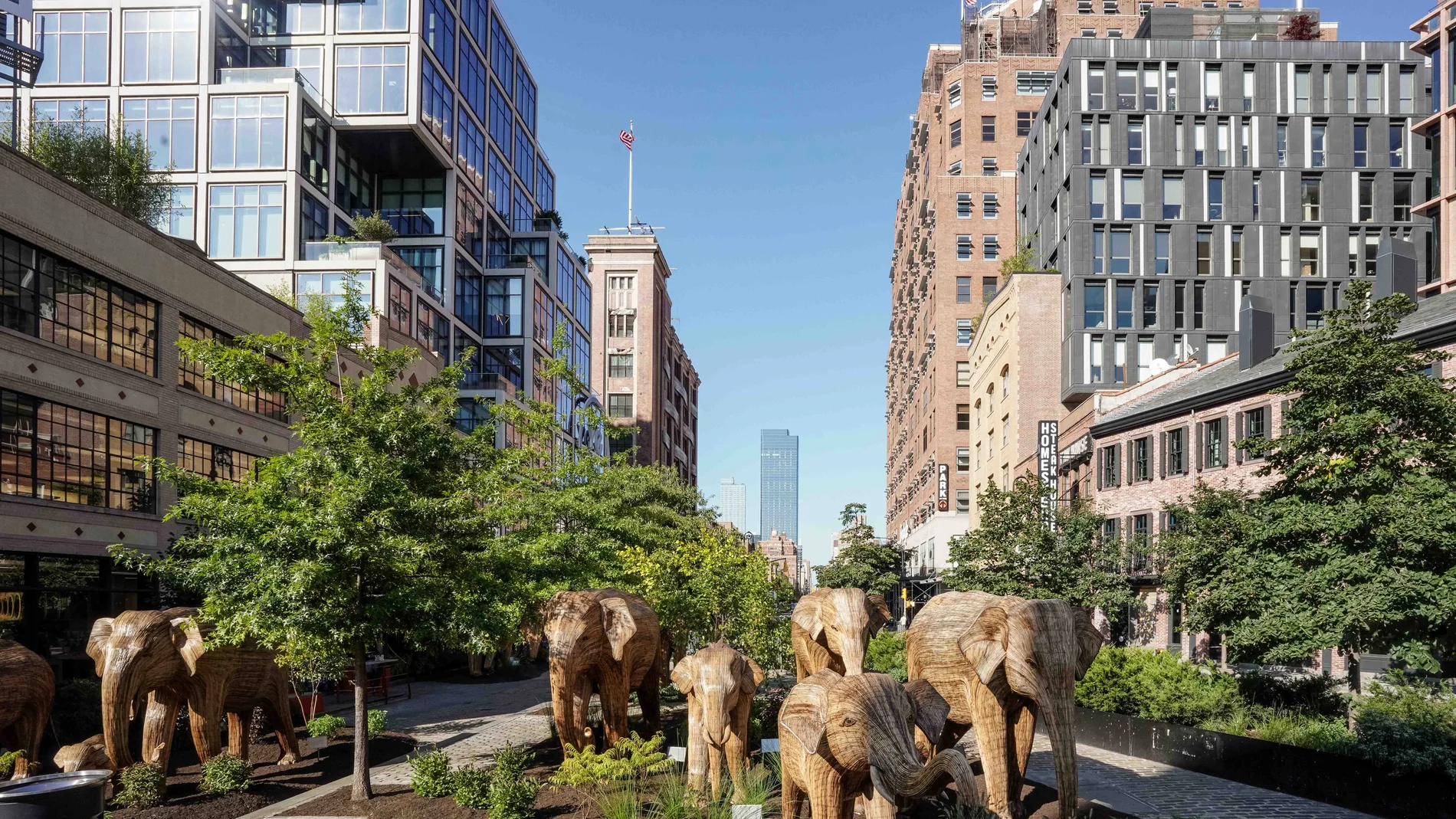 USA8455. NUEVA YORK (ESTADOS UNIDOS), 31/10/2024.- Fotografía sin fecha específica, cedida por Mark Warne, muestra la instalación de elefantes indios de la exposición 'The Great Elephant Migration', durante su inauguración en Nueva York (EE.UU.). La instalación itinerante de un centenar de elefantes indios de tamaño natural llegará a las playas de Miami Beach, del 2 al 8 de diciembre próximo, para promover el cuidado de estos animales salvajes y apoyar las comunidades indígenas que viven en s...