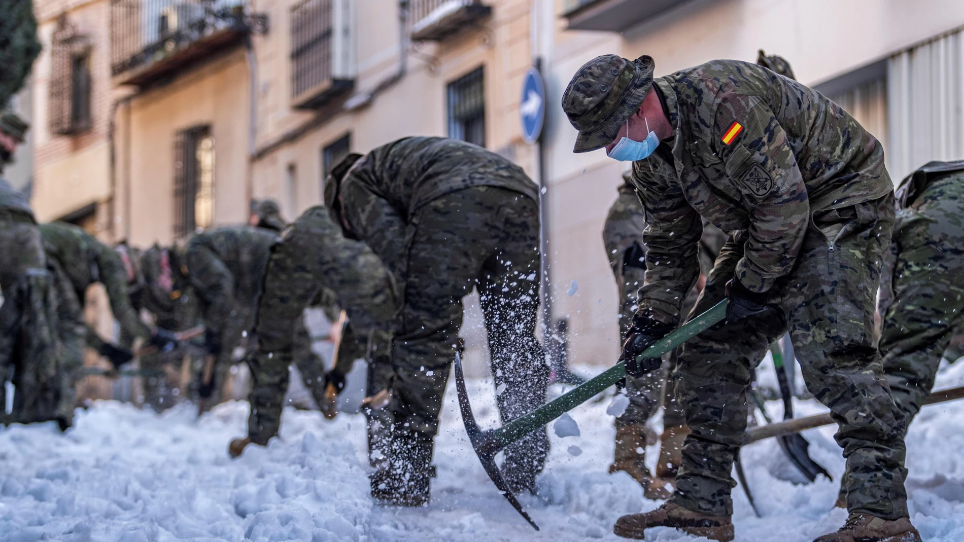 Varios militares limpian de nieve una calle tras la borrasca "Filomena"
