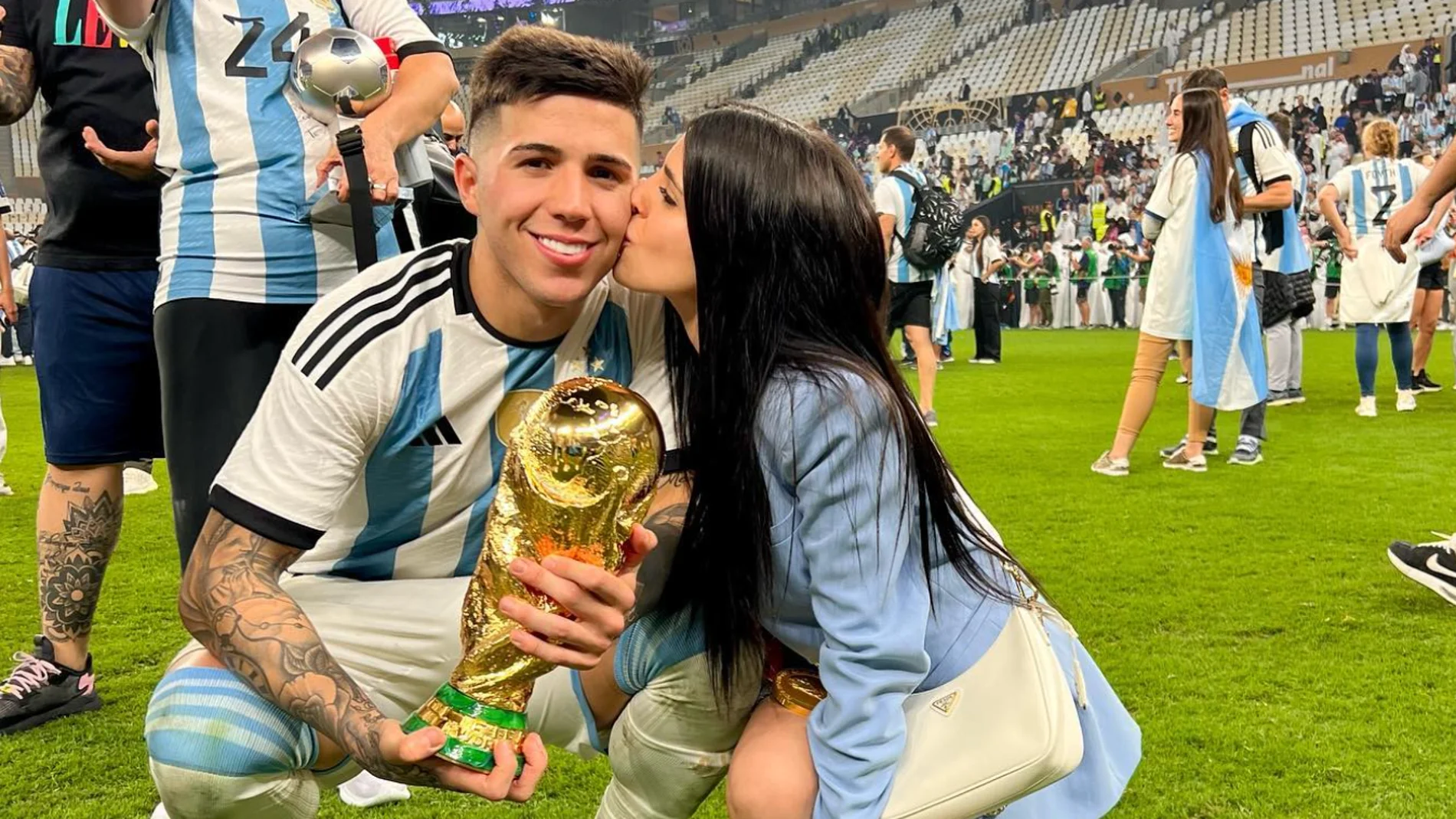 Enzo Fernández y Valentina Cervantes con el trofeo de la Copa del Mundo.