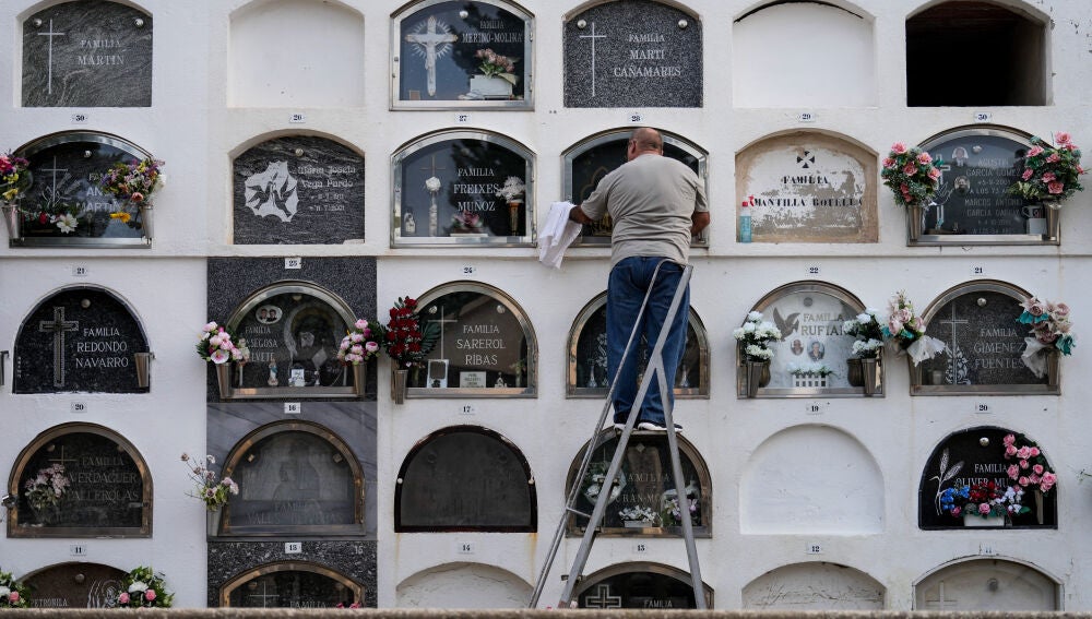 BARCELONA, 01/11/2024.- Un hombre limpia un nicho del c&eacute;ntrico cementerio de la poblaci&oacute;n de El Masnou, Barcelona, este viernes, D&iacute;a de Todos los Santos. EFE/Enric Fontcuberta 