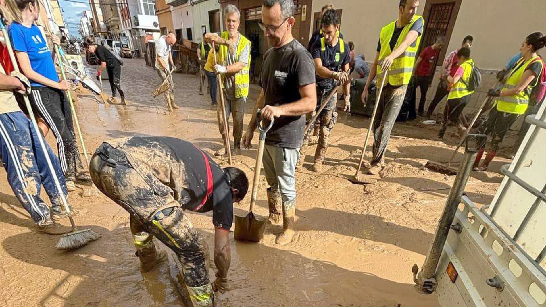 Bomberos de Segovia trabajan en la zona de la localidad valenciana de Alcudia