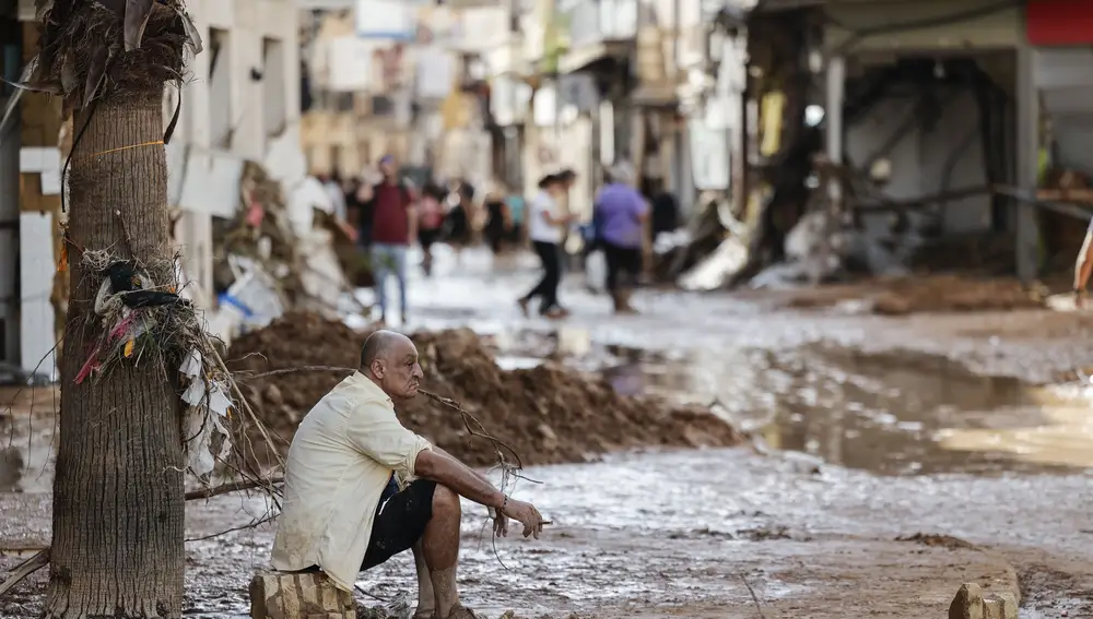Un hombre observa los daños causados por las inundaciones en la localidad de Paiporta, Valencia, este jueves. La Comunitat Valenciana intenta recuperarse de la peor dana del siglo en España, que ha dejado casi un centenar de muertos en esa región, además de un inmenso escenario de daños en carreteras, calles e infraestructuras de numerosas localidades.