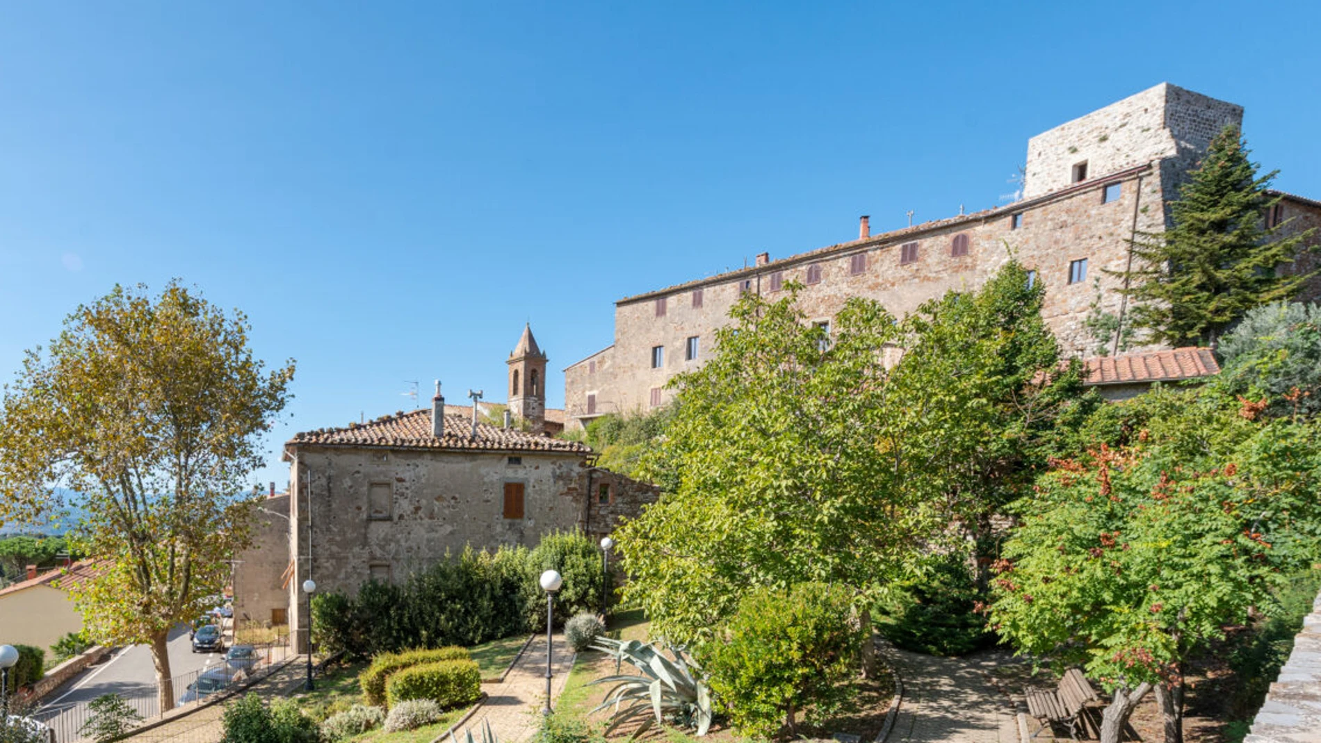 El castillo de Tatti vigila y defiende la Toscana italiana