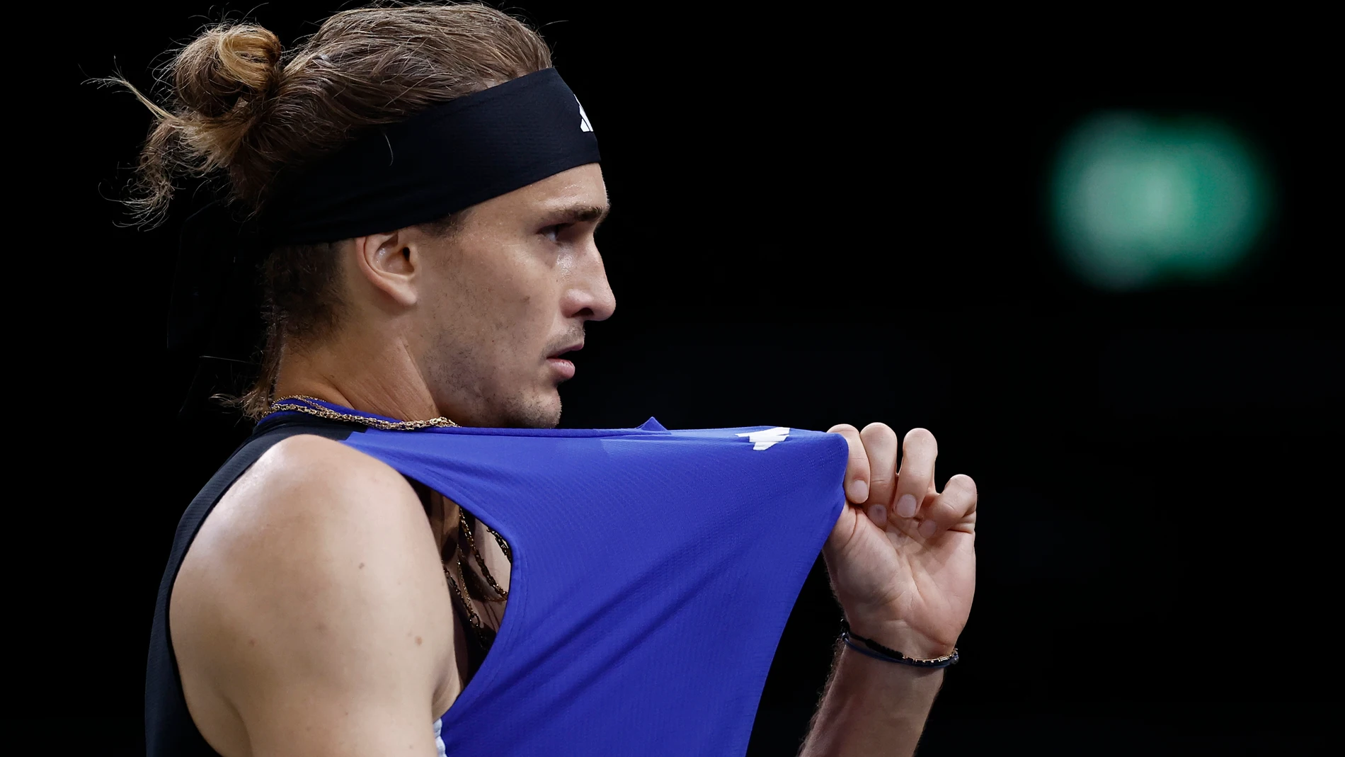 Paris (France), 01/11/2024.- Alexander Zverev of Germany gestures during his quarter-finals match against Stefanos Tsitsipas of Greece at the ATP Paris Masters tennis tournament in Paris, France, 01 November 2024. (Tenis, Francia, Alemania, Grecia) EFE/EPA/YOAN VALAT