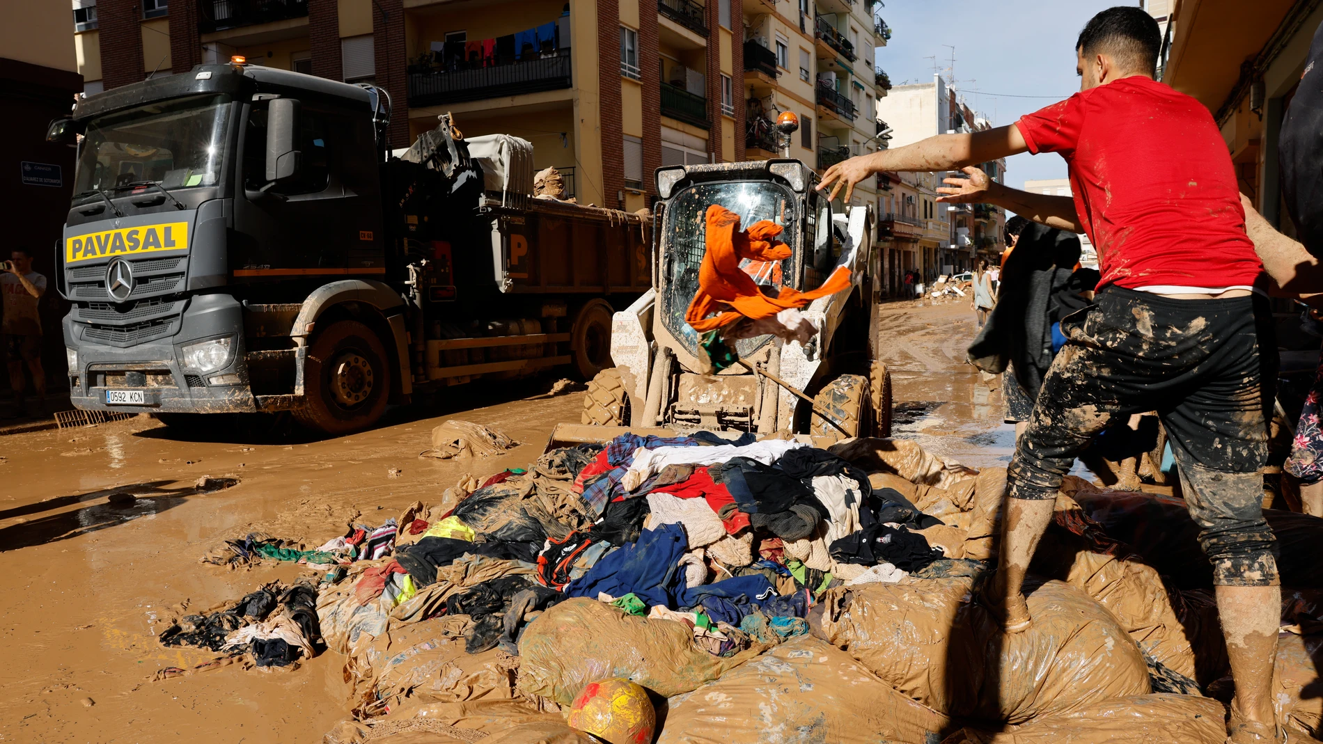 LA TORRE (VALENCIA), 01/11/2024.- Vecinos de La Torre limpian las calles de la localidad, este viernes. La búsqueda de desaparecidos, la identificación de víctimas mortales, las tareas de limpieza y la reparación de infraestructuras continúan tres días después de las inundaciones que han asolado la provincia de Valencia, en una jornada en la que el Gobierno envía a 500 militares más, que se sumarán a las 1.200 efectivos de la Unidad Militar de Emergencias (UME), para actuar en Utiel, Requena,...
