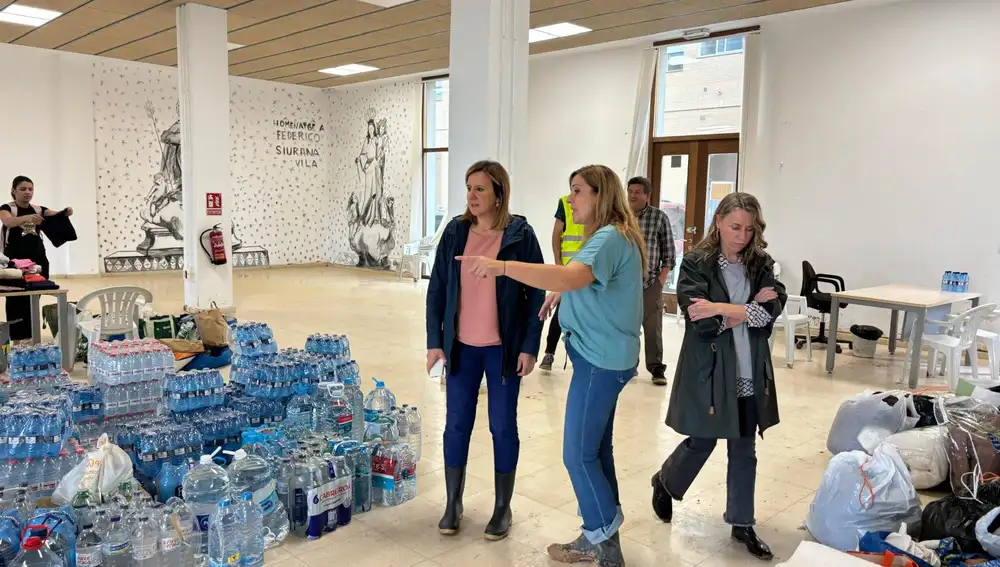 La alcaldesa de Valencia visita los barrios afectados por la riada