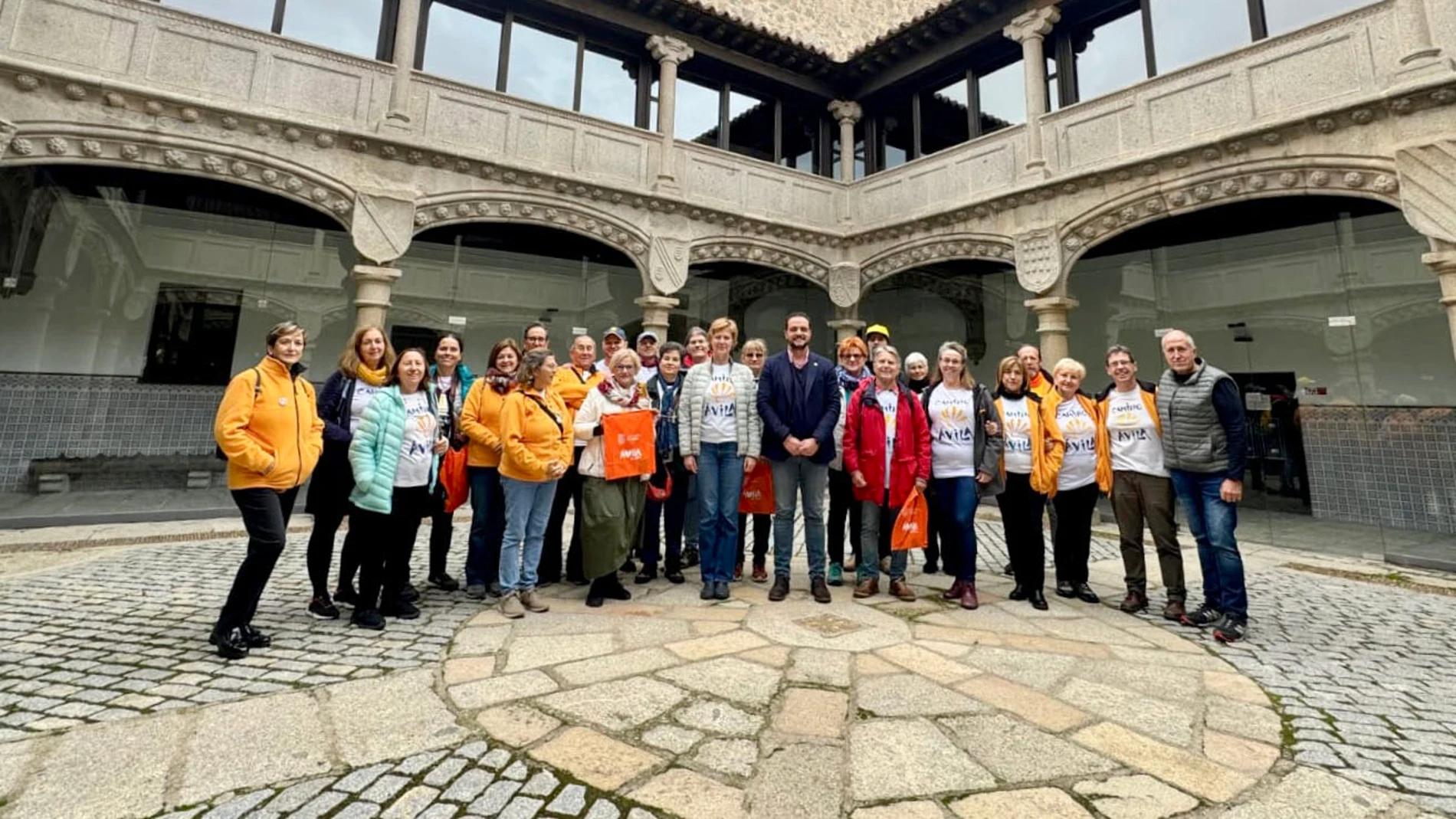 Una docena de peregrinos húngaros del Camino de Santiago recorre la provincia de Ávila