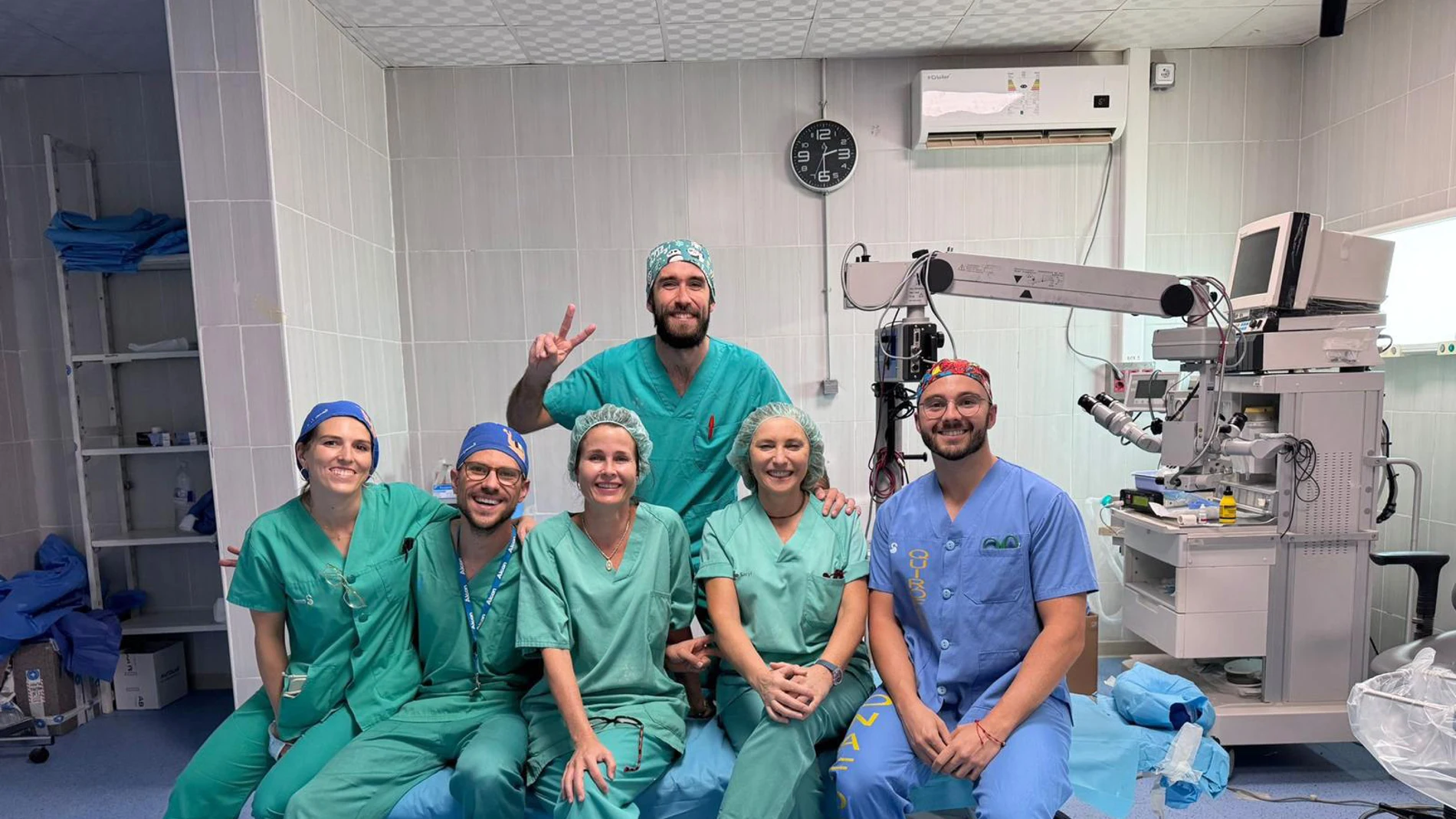 Belén Carrasco, oftalmóloga del Hospital Clínico Universitario de Valladolid, durante una misión humanitaria en los campamentos de refugiados de Tinduf