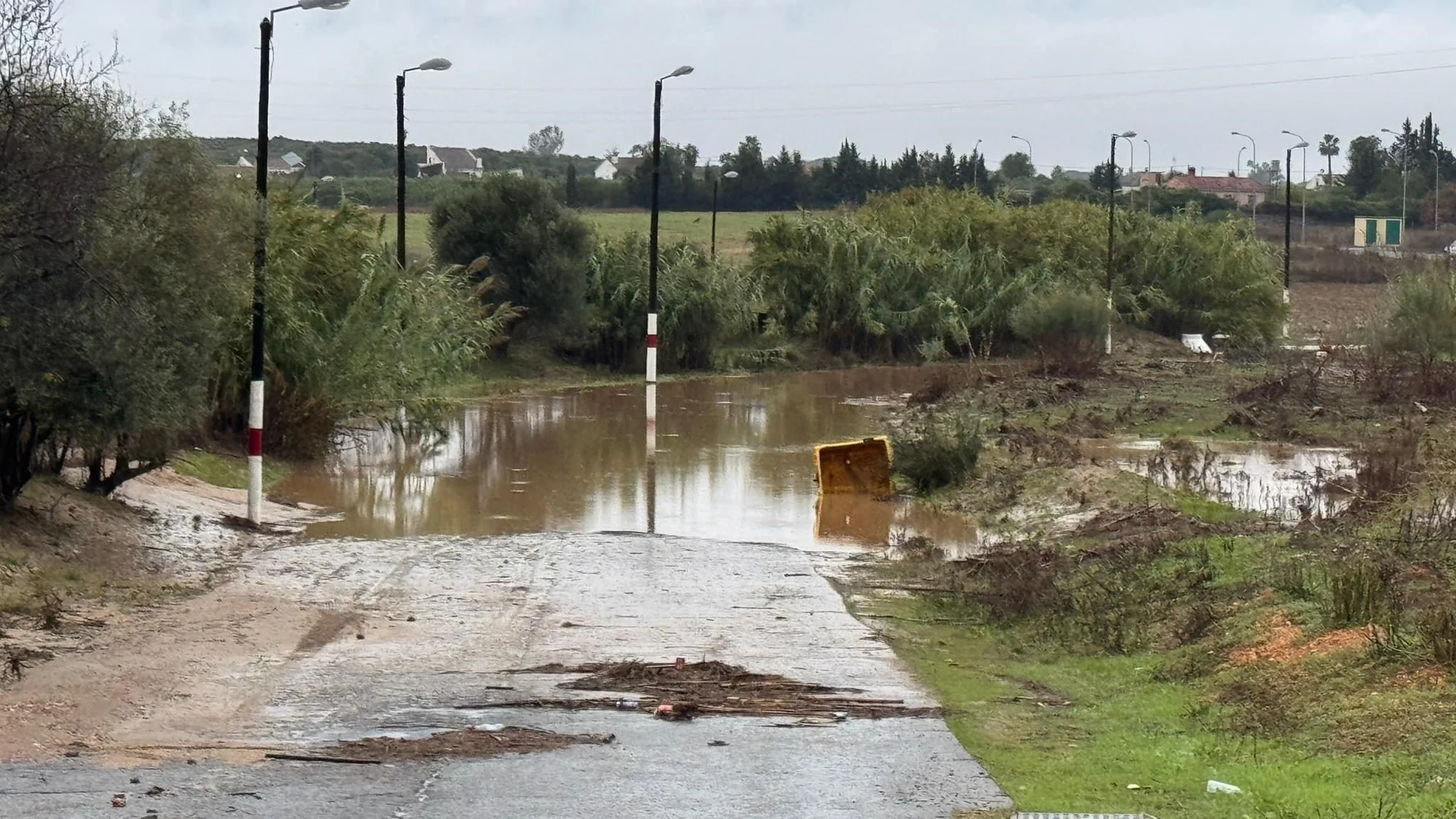 Balsa de agua en un camino del municipio de Aljaraque (Huelva). REMITIDA / HANDOUT por AYUNTAMIENTO DE ALJARAQUE Fotografía remitida a medios de comunicación exclusivamente para ilustrar la noticia a la que hace referencia la imagen, y citando la procedencia de la imagen en la firma 01/11/2024