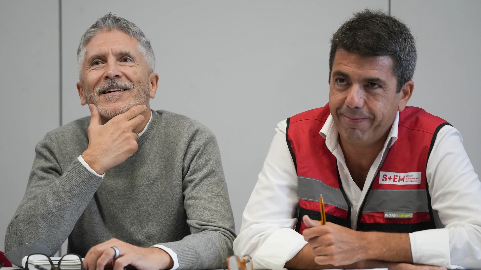El ministro del Interior, Fernando Grande-Marlaska (i), y el presidente de la Generalitat valenciana, Carlos Mazón (d), durante la reunión del Centro de Coordinación Operativo Integrado (CECOPI) de la Comunitat Valenciana, a 1 de noviembre de 2024, en L'Eliana Valencia, Comunidad Valenciana (España). Marlaska se ha incorporado de manera permanente al equipo del Centro de Coordinación Operativa Integrado (Cecopi) del 112 de la Comunidad Valenciana para mejorar la coordinación operativa. 01 ...