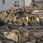  Servicios de emergencia trabajan en el punto más afectado por las inundaciones en Letur, este miércoles. El alcalde de Letur (Albacete), Sergio Marín, ha confirmado que los seis desaparecidos tras la riada de este martes son vecinos de esta localidad y no descarta que pueda haber más personas "no localizadas" en el municipio, donde la desolación es total. 