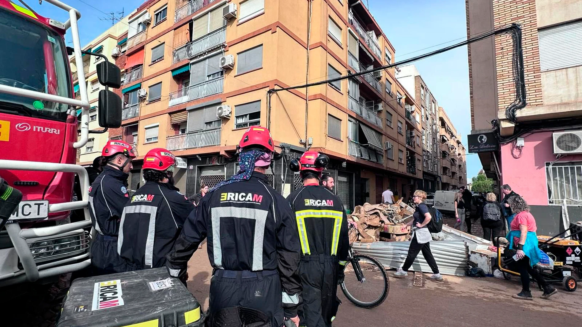 MADRID, 01/11/2024.- Los equipos de rescate ERICAM enviados por la Comunidad de Madrid para ayudar en las áreas afectadas por la dana se encuentran ya trabajando en Benetússer. Dos equipos de ERICAM -grupo de emergencias especializado en rescates- se han desplazado a la Comunidad Valenciana desde que se conoció la envergadura de los daños por las inundaciones, y trabajan ahora mismo en Benetússer, en una zona cercana a la comisaría de policía local. EFE/ CAM/SOLO USO EDITORIAL/SOLO DISPONIBL...