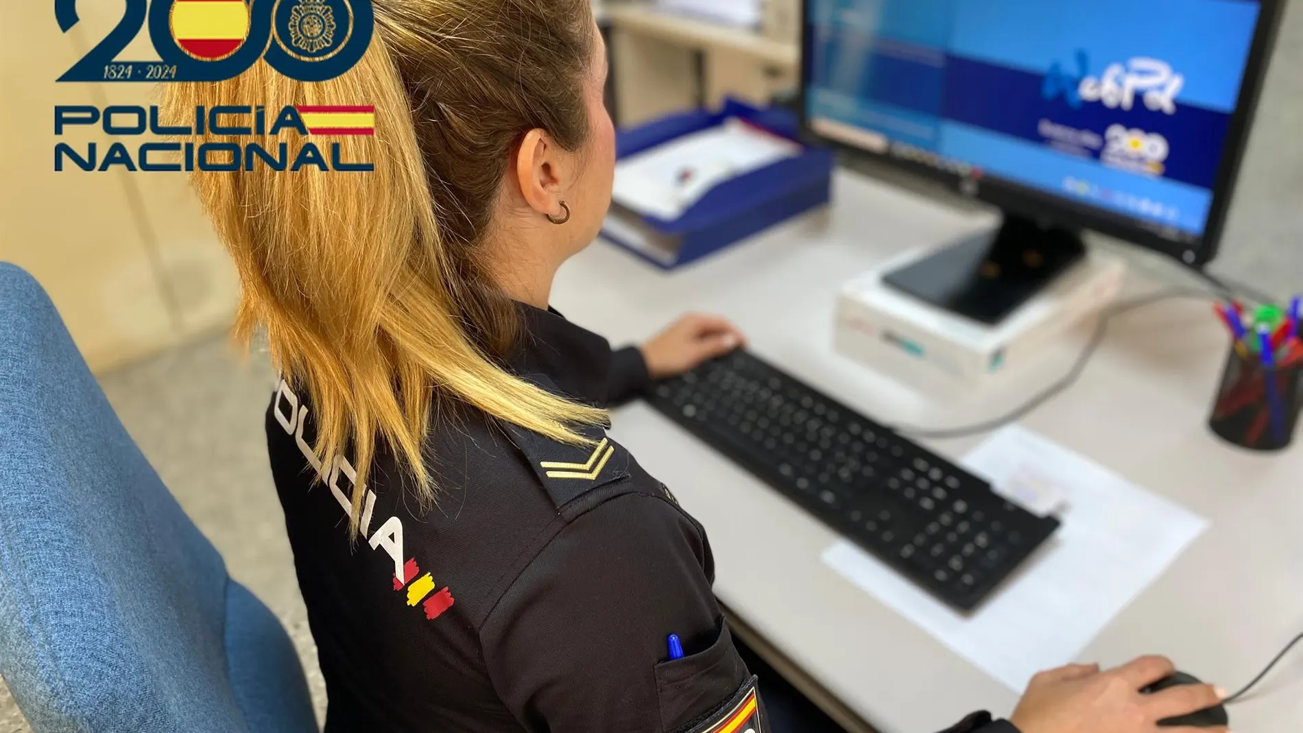 Una agente de la Policía Nacional, en jun momento de la investigación