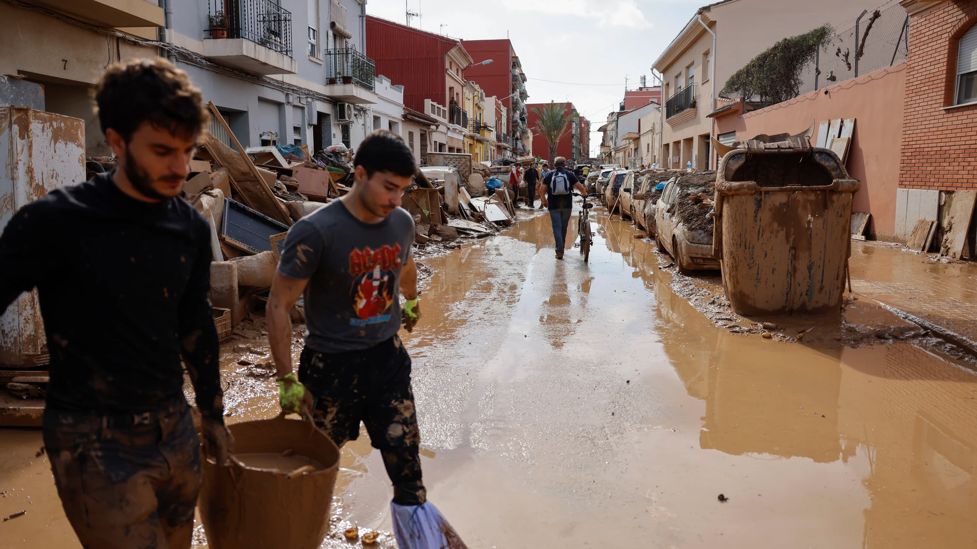 LA TORRE (VALENCIA), 01/11/2024.- Vecinos de La Torre limpian las calles y sus viviendas, este viernes. Miles de personas se han desplazado desde Valencia a La Torre para ayudar a los afectados por las inundaciones causadas por la DANA, este viernes. La búsqueda de desaparecidos, la identificación de víctimas mortales, las tareas de limpieza y la reparación de infraestructuras continúan tres días después de las inundaciones que han asolado la provincia de Valencia, en una jornada en la que el...