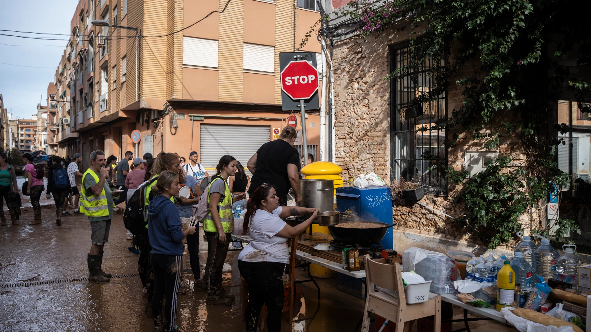 Voluntarios dan de comer a los afectados por la DANA