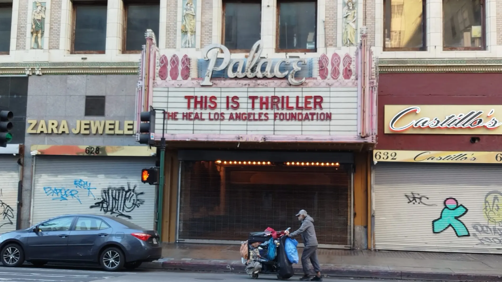 Thriller night en el downtown: los zombies del fentanilo languidecen a los pies de los rascacielos de Los Ángeles