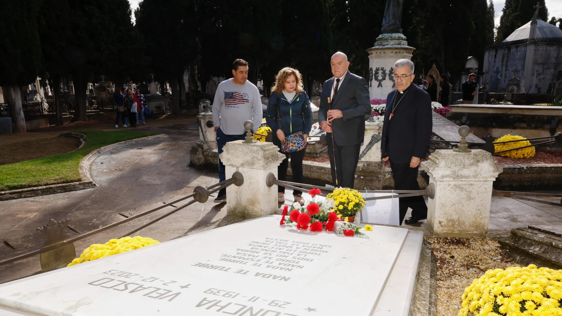 El alcalde de Valladolid, Jesús Julio Carnero, y el Arzobispo Luis Argüello durante la visita a los cementerios de la ciudad