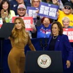 Jennifer Lopez y su look para apoyar a Kamala Harris.