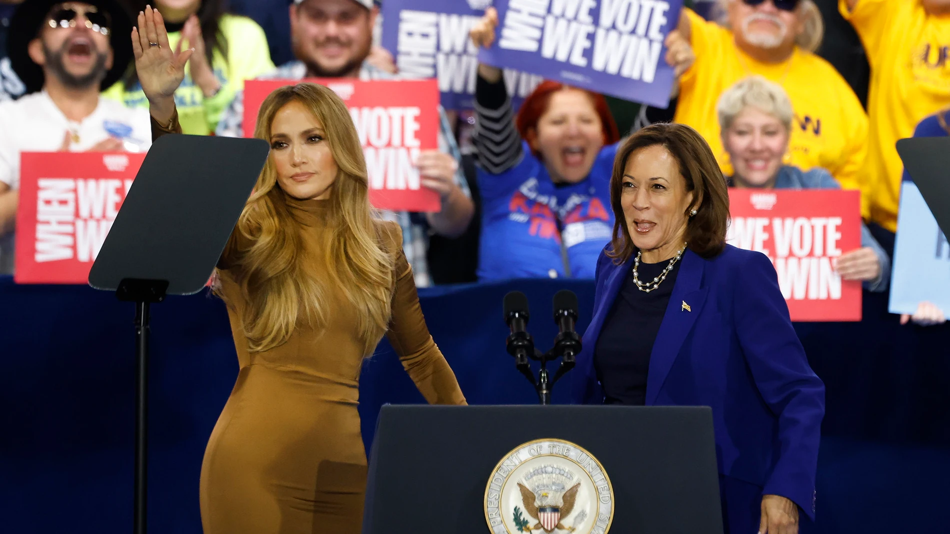 Las Vegas (United States), 01/11/2024.- Democratic presidential candidate US Vice President Kamala Harris (R) is introduced by actor and singer Jennifer Lopez (L) during a campaign rally at Craig Ranch Regional Park in North Las Vegas, Nevada, USA, 31 October 2024. (Elecciones) EFE/EPA/BIZUAYEHU TESFAYE