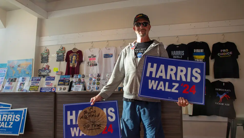 Un simpatizante demócrata con un cartel contra Trump
