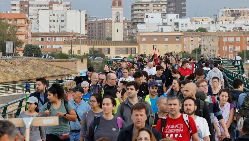Miles de personas se desplazan desde Valencia a La Torre para ayudar a los afectados por las inundaciones causadas por la DANA