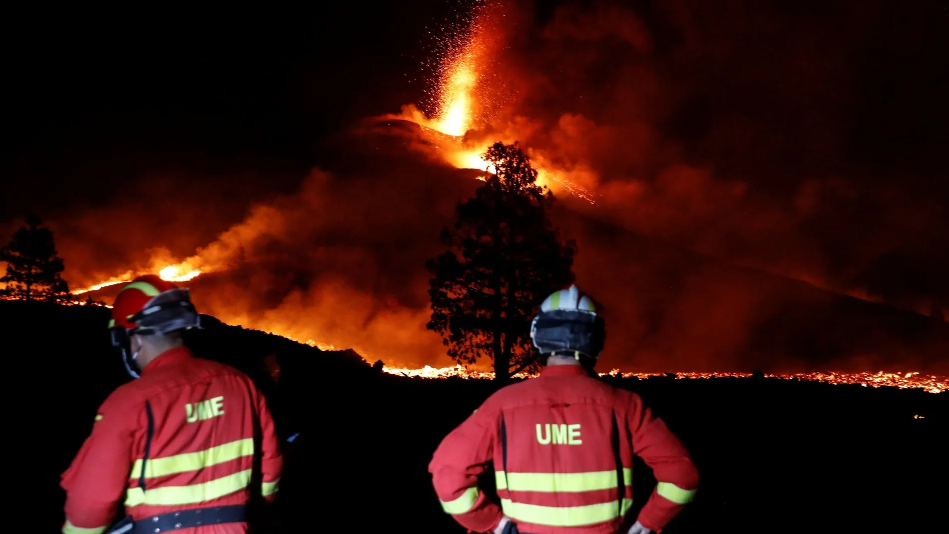Efectivos de la UME ante el volcán de La Palma