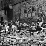Barcelona, 19-7-1936.- Primeras barricadas tras la sublevacion militar. Las sirenas de las fábricas llaman a los obreros a la lucha, la CNT organiza su Comité de Defensa en la plaza del Teatro. Un torrente popular junto a miembros de la Guardia Civil crean improvisadas barricadas en las calles principales de la ciudad. 