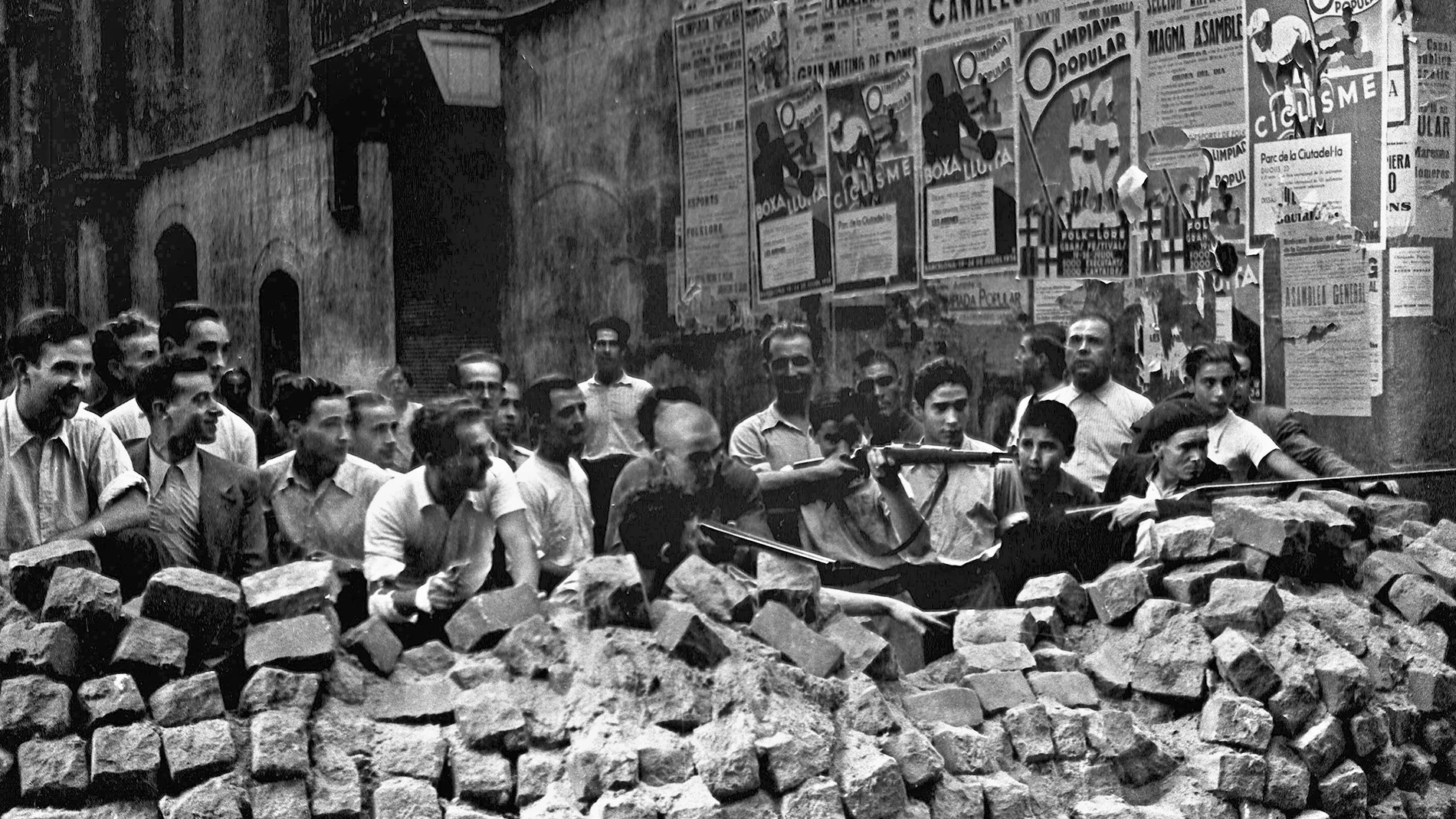 Barcelona, 19-7-1936.- Primeras barricadas tras la sublevacion militar. Las sirenas de las fábricas llaman a los obreros a la lucha, la CNT organiza su Comité de Defensa en la plaza del Teatro. Un torrente popular junto a miembros de la Guardia Civil crean improvisadas barricadas en las calles principales de la ciudad.