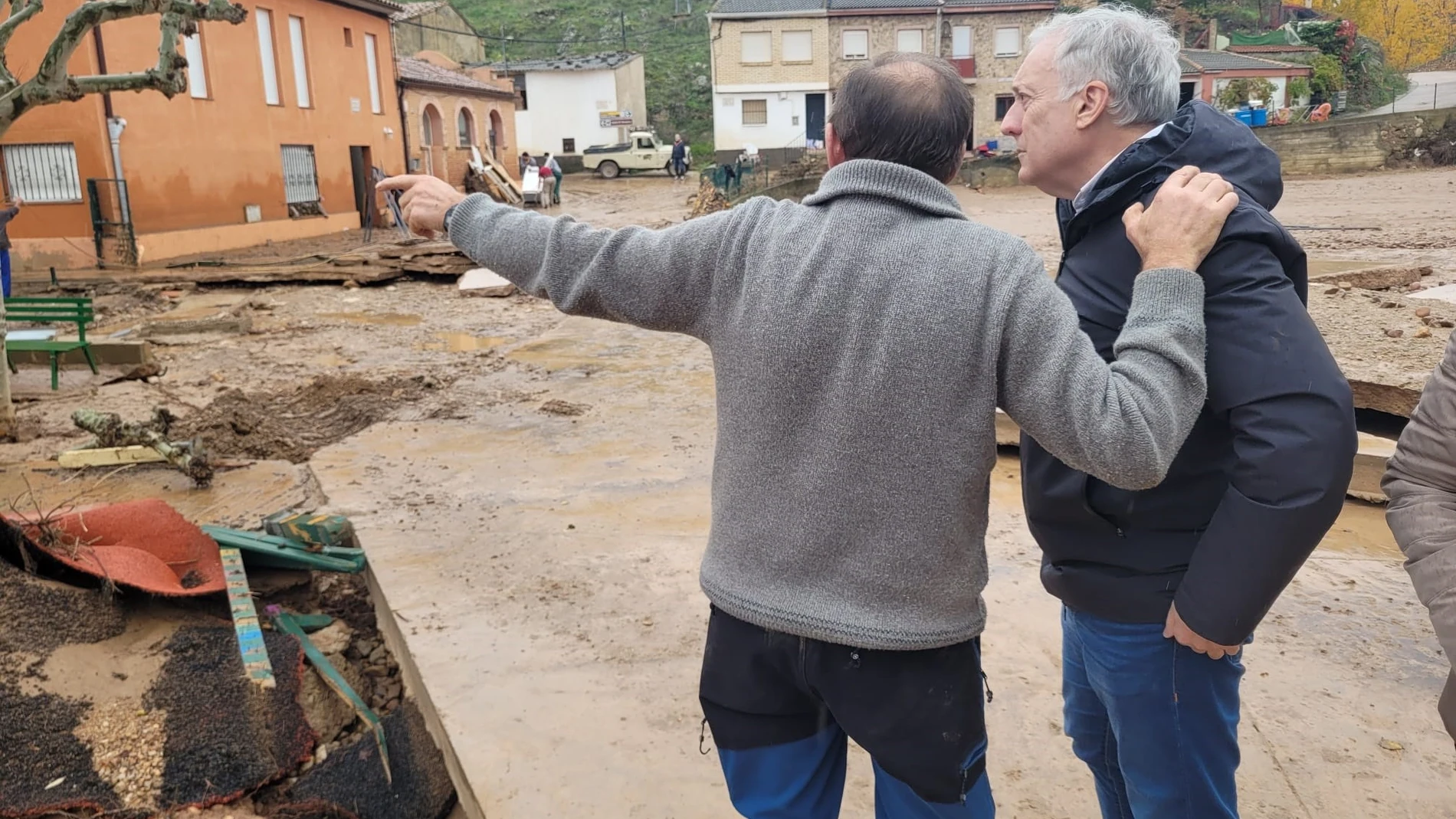 El alcalde de Cimballa, Cecilio Roy, explica al consejero de Fomento, Octavio López, el alcance de los destrozos ocasionados por el paso de la DANA por la localidad zaragozana. REMITIDA / HANDOUT por GOBIERNO DE ARAGÓN Fotografía remitida a medios de comunicación exclusivamente para ilustrar la noticia a la que hace referencia la imagen, y citando la procedencia de la imagen en la firma 02/11/2024
