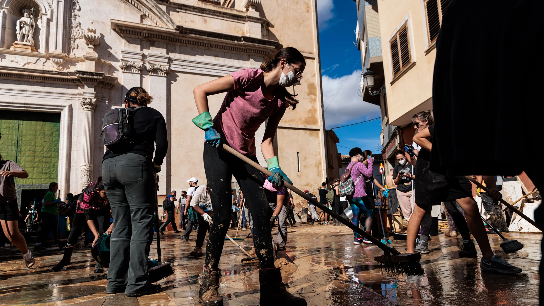 Varias personas trabajan en una zona afectada por la DANA, a 2 de noviembre de 2024, en Chiva, Valencia, Comunidad Valenciana (España). Más de 200 voluntarios de Protección Civil de toda España están participando en las tareas de emergencia como consecuencia de la DANA que el pasado 29 de octubre afectó a la provincia de Valencia. La cifra de fallecidos por el temporal es más de 210, y desde ayer, 1 de noviembre, se ha restringido el acceso con vehículos privados a los municipios afectados. ...