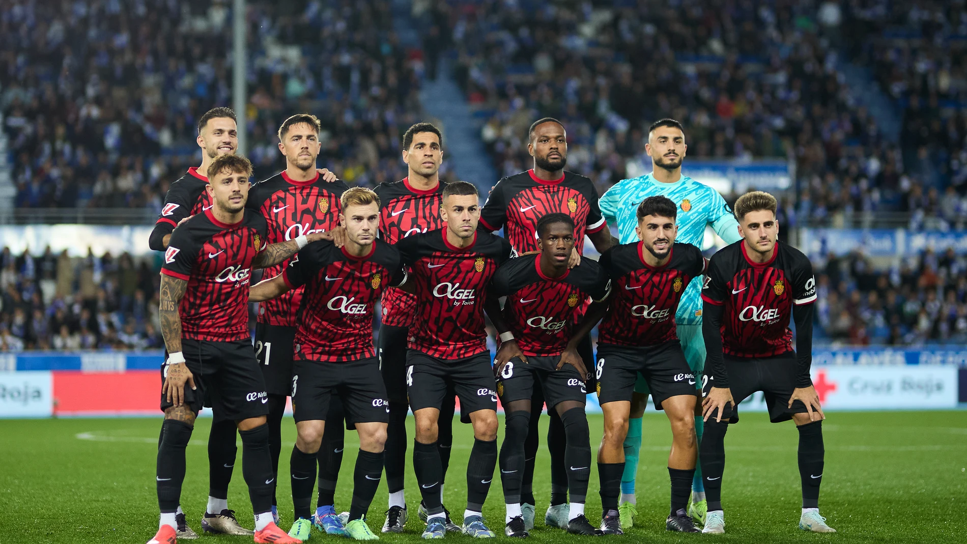 Players of RCD Mallorca line up for a team photo during the LaLiga EA Sports match between Deportivo Alaves and RCD Mallorca at Mendizorrotza on November 1, 2024, in Vitoria, Spain. AFP7 01/11/2024 ONLY FOR USE IN SPAIN