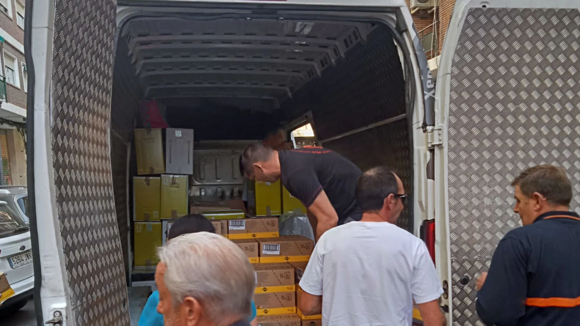 Vecinos de las localidades abulenses de Pajares de Adaja y Arévalo se trasladan a Valencia con alimentos básicos para los afectados por la DANA