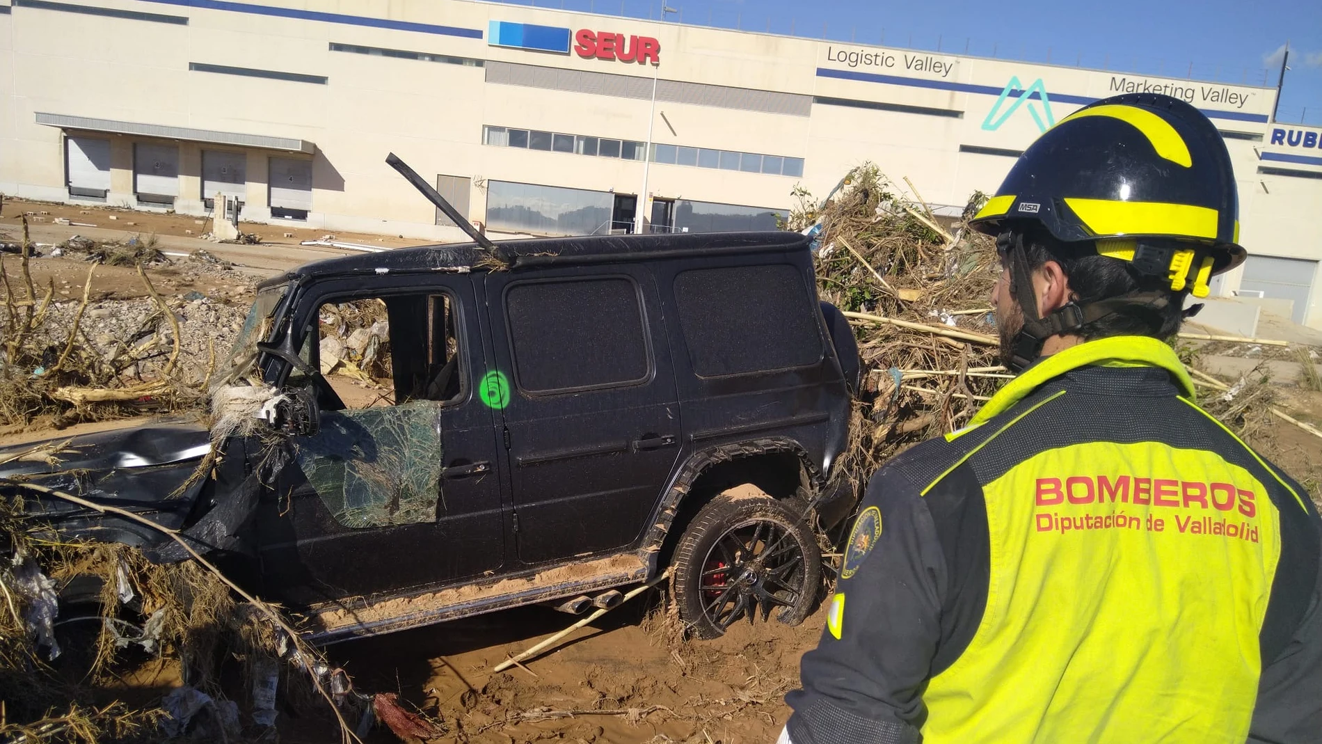 Los bomberos de la Diputación de Valladolid ya trabajan en el cauce del río en Chiva
