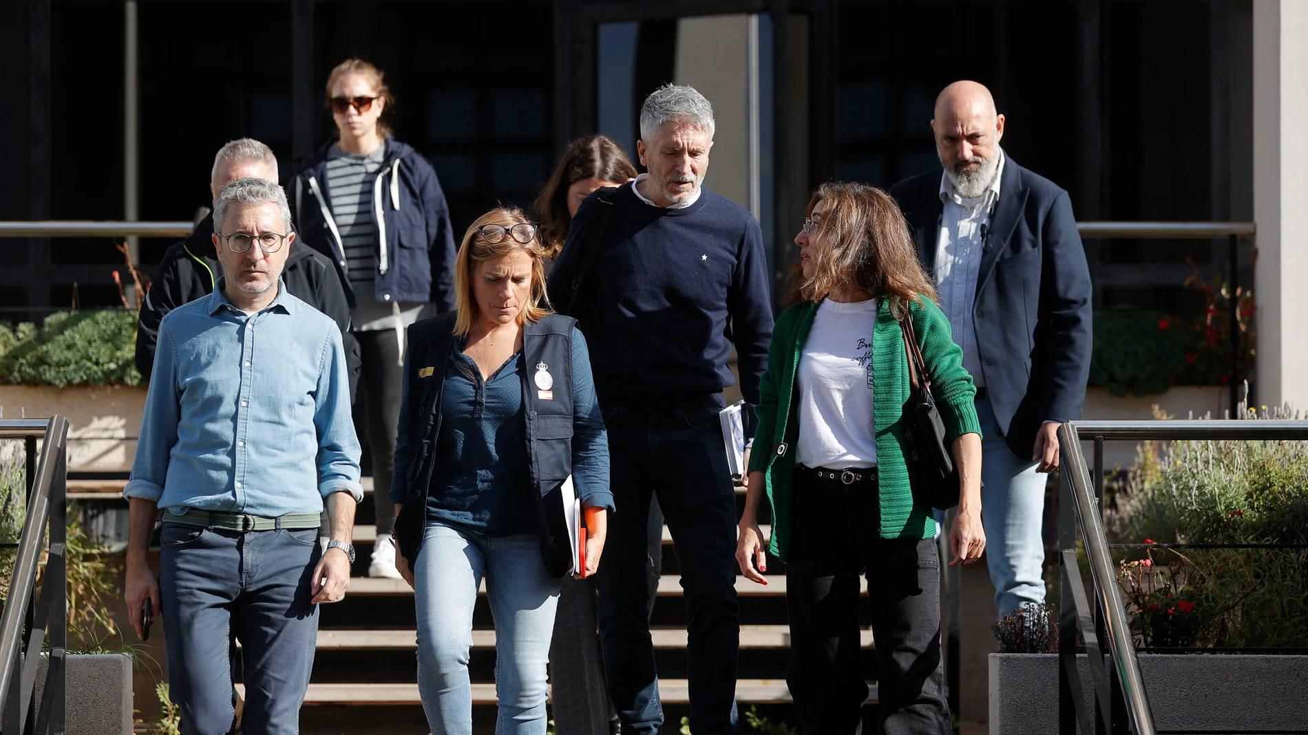 L'ELIANA (VALENCIA), 02/11/2024.- El ministro del Interior, Fernando Grande-Marlaska (c), acompañado por la delegada del Gobierno en la Comunidad Valenciana,Pilar Bernabé (2i, delante), asiste a una reunión del CECOPI, este sábado, en la localidad valenciana de L'Eliana. EFE/ Manuel Bruque