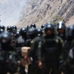 Policías y militares bolivianos desbloquean carreteras tomadas por 'evistas' en Cochabamba