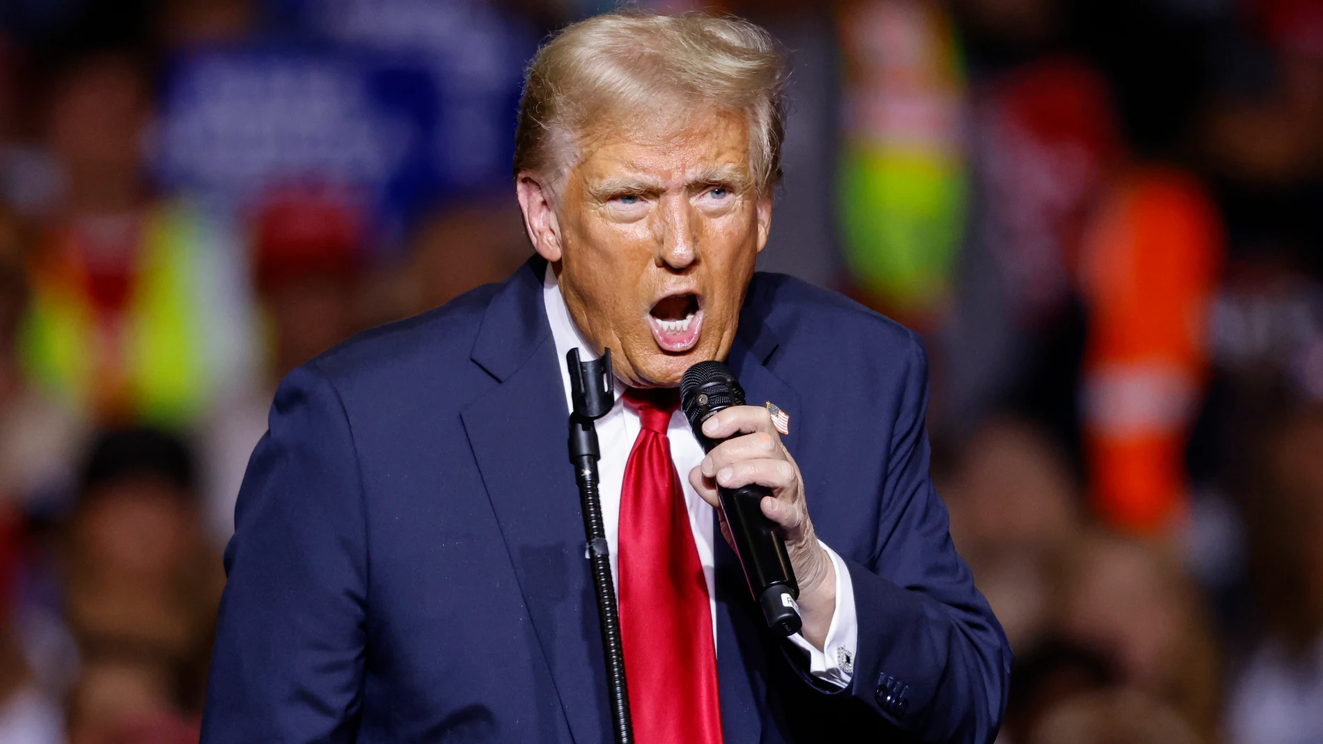 Milwaukee (United States), 01/11/2024.- Republican presidential candidate Donald J. Trump speaks during a campaign event at Fiserv forum in Milwaukee, Wisconsin, USA, 01 November 2024. Trump is running against Democratic presidential candidate US Vice President Kamala Harris and the United States will hold its election on 05 November 2024. (Estados Unidos) EFE/EPA/JEFFREY PHELPS