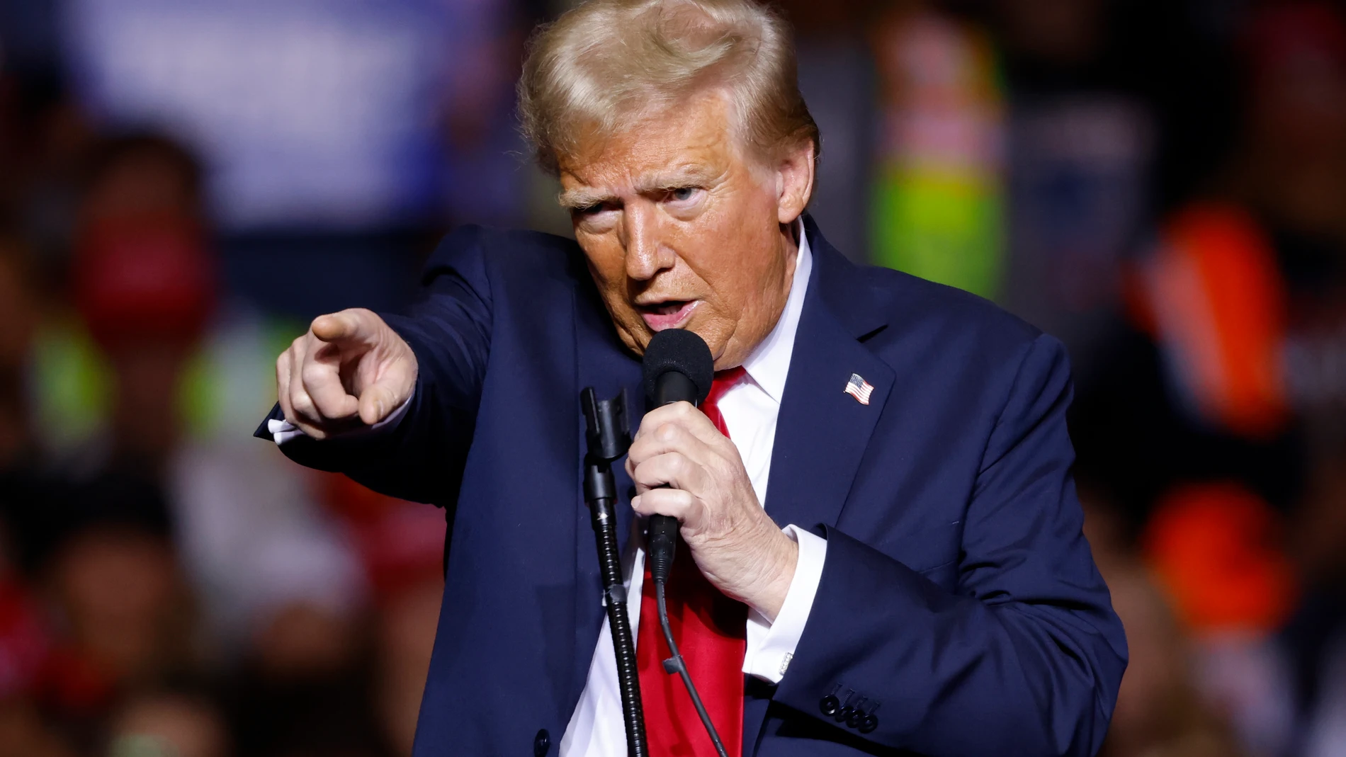 Milwaukee (United States), 01/11/2024.- Republican presidential candidate Donald J. Trump speaks during a campaign event at Fiserv forum in Milwaukee, Wisconsin, USA, 01 November 2024. Trump is running against Democratic presidential candidate US Vice President Kamala Harris and the United States will hold its election on 05 November 2024. (Estados Unidos) EFE/EPA/JEFFREY PHELPS