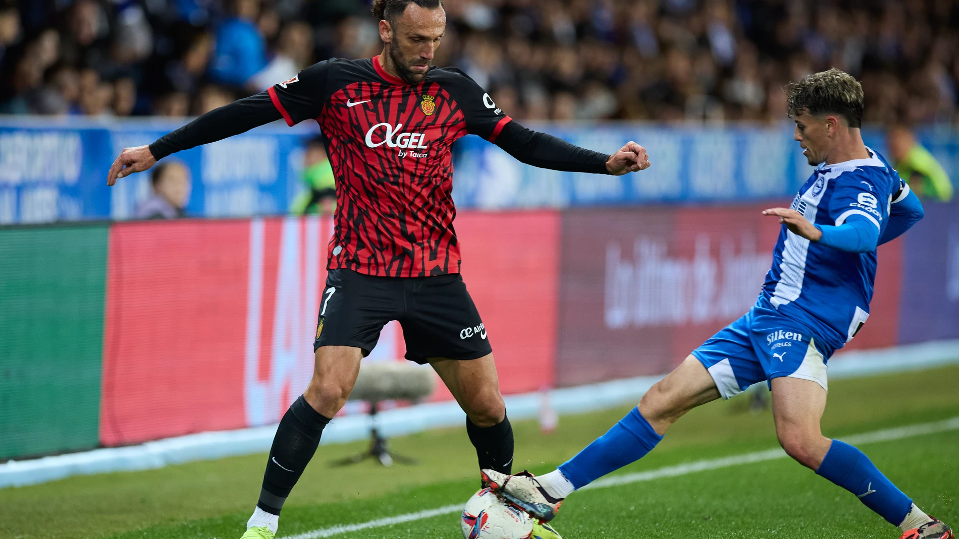Vedat Muriqi of RCD Mallorca competes for the ball with Antonio Blanco of Deportivo Alaves during the LaLiga EA Sports match between Deportivo Alaves and RCD Mallorca at Mendizorrotza on November 1, 2024, in Vitoria, Spain. AFP7 01/11/2024 ONLY FOR USE IN SPAIN