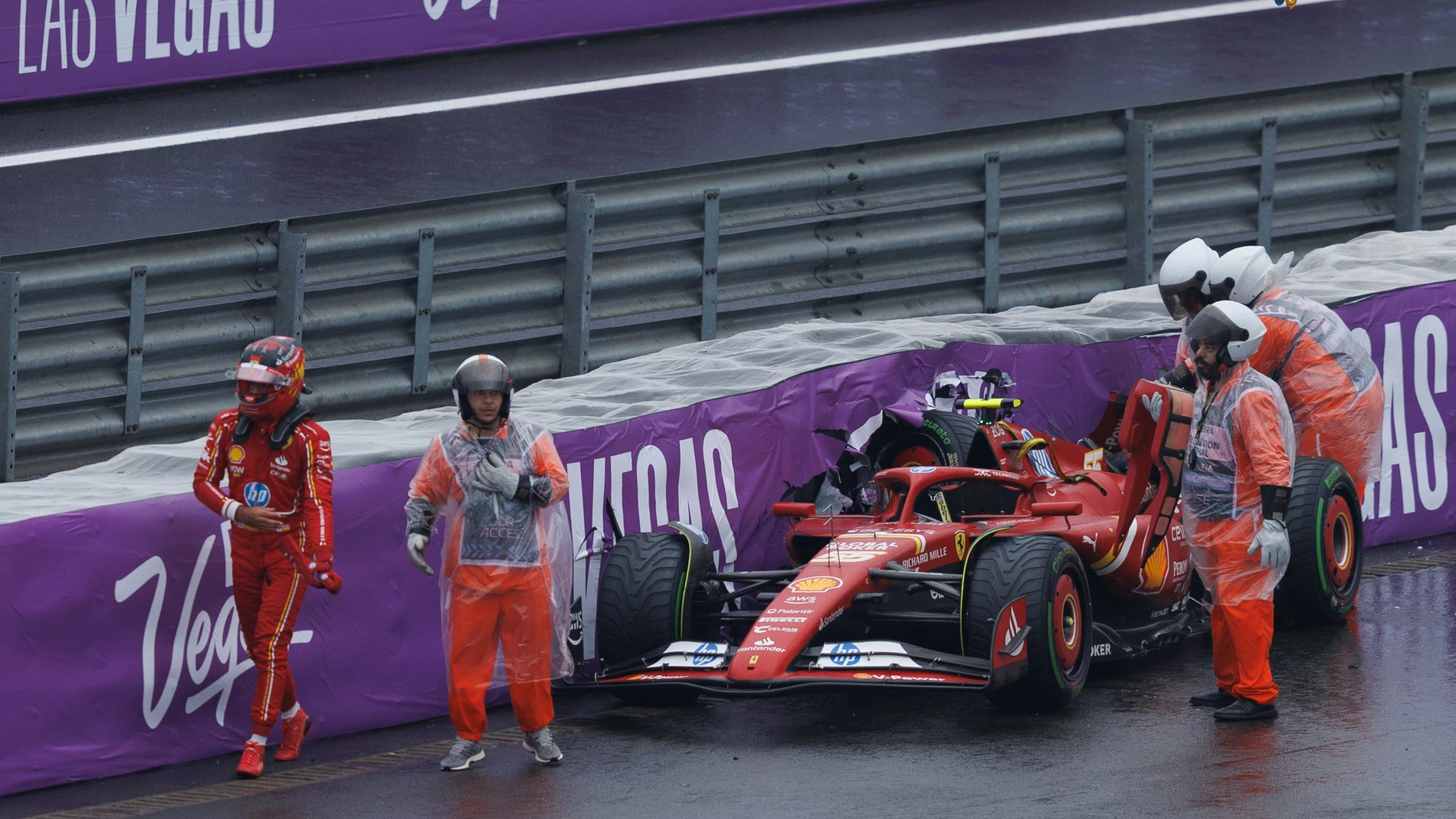 AMDEP9522. SAO PAULO (BRASIL), 03/11/2024.- El español Carlos Sainz (i) de Ferrari reacciona tras chocar en la clasificación en el Gran Premio de Sao Paulo de la Fórmula Uno este domingo, en el circuito de Interlagos en Sao Paulo (Brasil). EFE/ Isaac Fontana