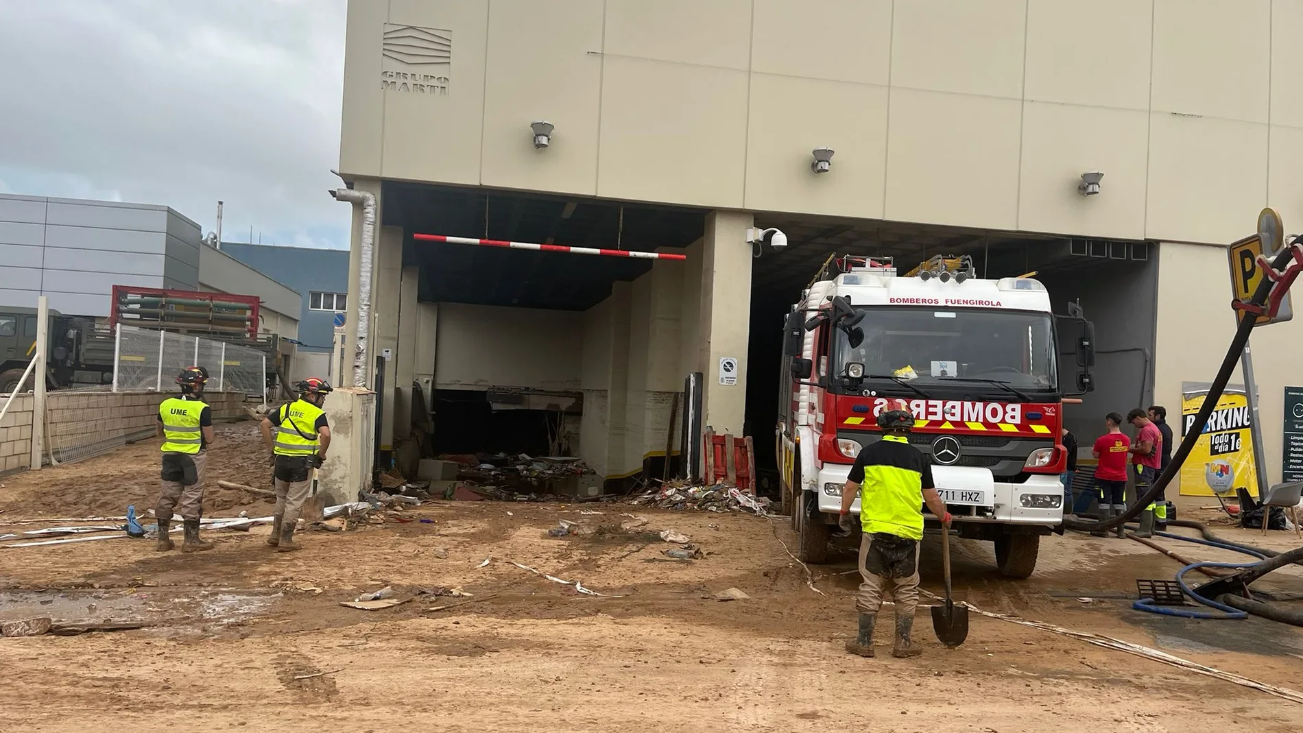 Más de 120 bomberos se despliegan en el centro comercial de Alfafar