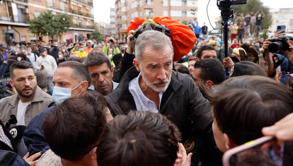 Insultos y lanzamiento de barro a la comitiva de los reyes al llegar al centro de Paiporta