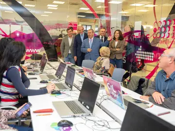 El consejero de Movilidad y Transformación Digital, José Luis Sanz Merino, visita el espacio CyL Digital de Ávila El consejero de Movilidad y Transformación Digital, José Luis Sanz Merino, visita el espacio CyL Digital de Ávila