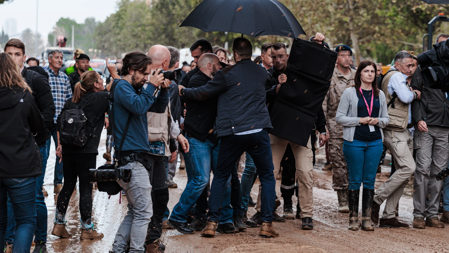 El presidente del Gobierno, Pedro Sánchez, durante su visita a una zona afectada por la DANA, a 3 de noviembre de 2024, en Paiporta, Valencia, Comunidad Valenciana (España). Los Reyes han visitado, junto al presidente del Gobierno y presidente de la Generalitat valenciana, algunas de las zonas afectadas por la DANA, que el pasado 29 de octubre arrasó la provincia de Valencia y que deja ya una cifra de más de 210 fallecidos. 03 NOVIEMBRE 2024 Carlos Luján / Europa Press 03/11/2024