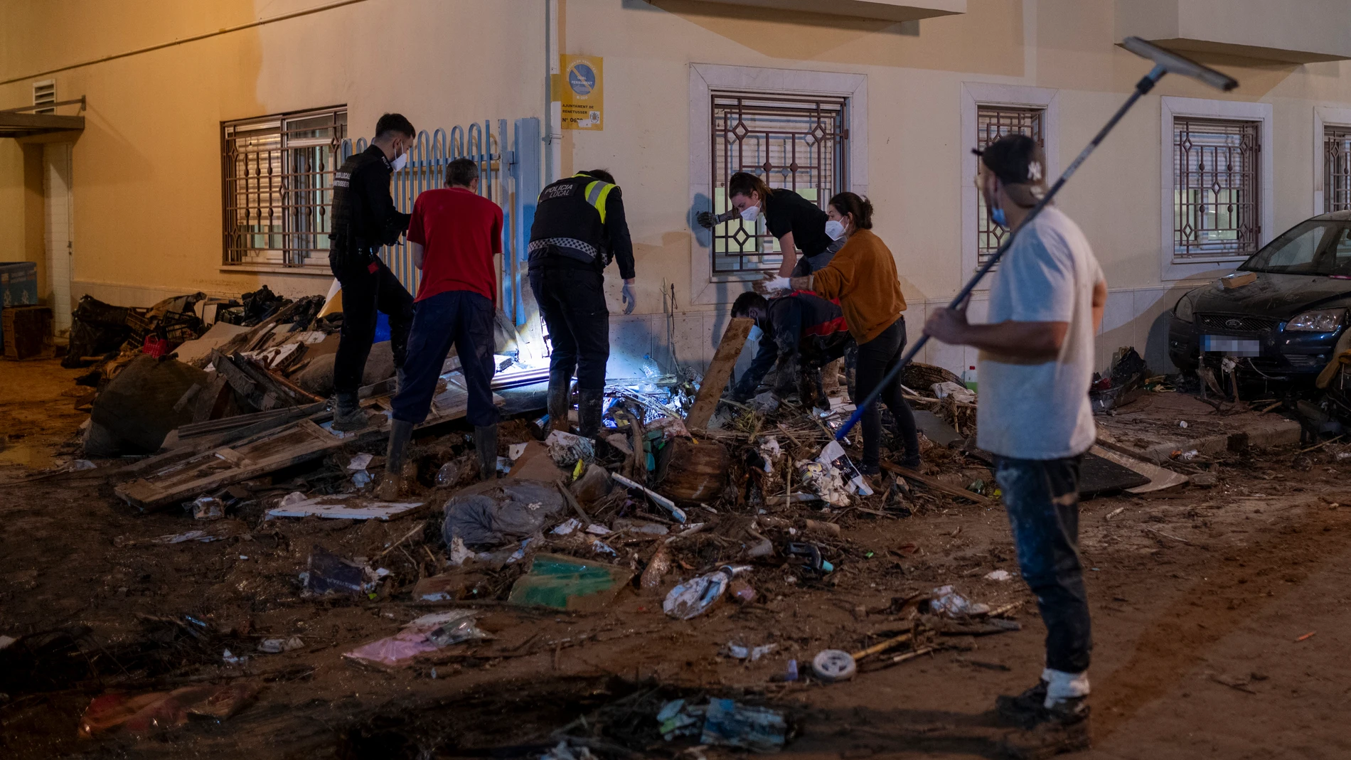 Varias personas ayudan a quitar escombros, a 2 de noviembre de 2024, en Benetusser, Valencia, Comunidad Valenciana (España). Más de 200 voluntarios de Protección Civil de toda España están participando en las tareas de emergencia como consecuencia de la DANA que el pasado 29 de octubre afectó a la provincia de Valencia. La cifra de fallecidos por el temporal es más de 210, y desde ayer, 1 de noviembre, se ha restringido el acceso con vehículos privados a los municipios afectados. 02 NOVIEMBR...