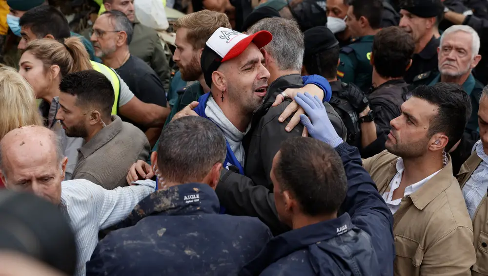 Insultos y lanzamiento de barro a la comitiva de los reyes al llegar al centro de Paiporta