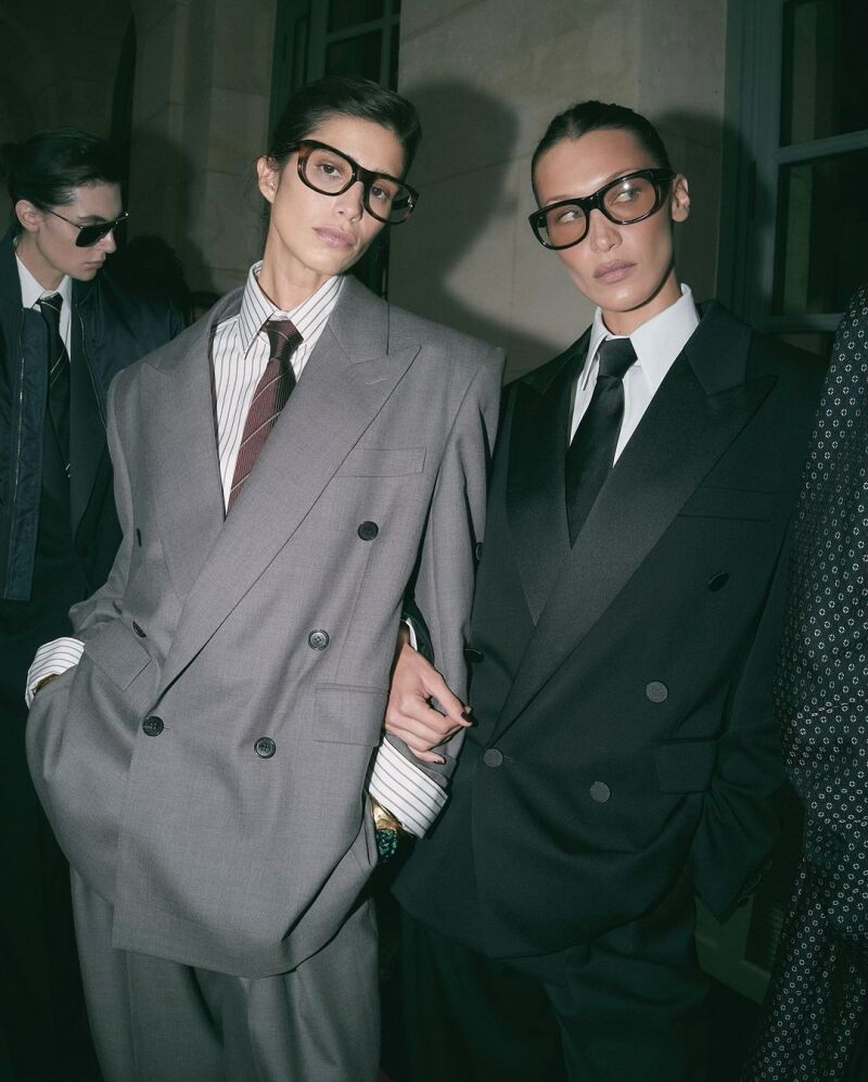 Bella Hadid con traje masculino.