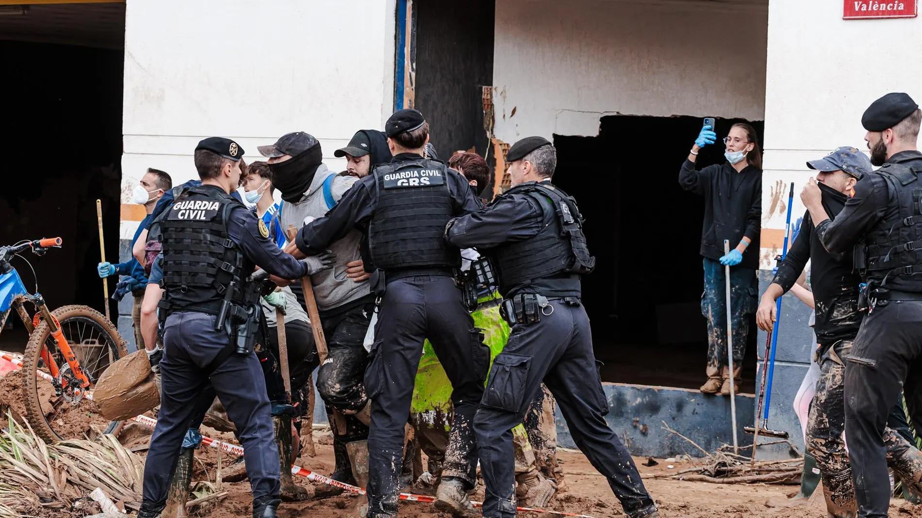Temporal.- El Gobierno asegura que Sánchez ha abandonado Paiporta por el protocolo de seguridad ante los altercados
